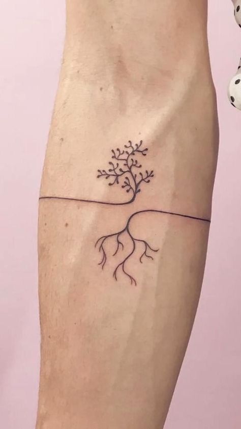 Delikatny tatuaż damski symbol życia