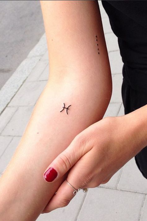 Delikatny tatuaż damski znak astrologiczny