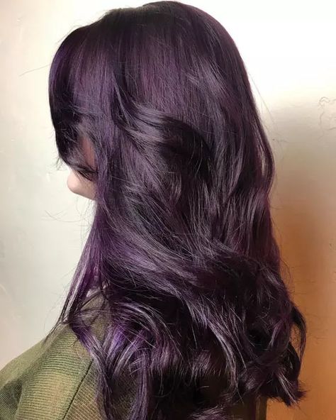 Koloryzacja damskich fryzur na jesień fioletowe