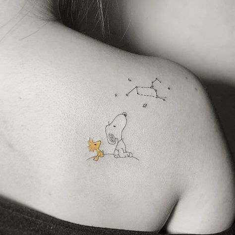 Kreskówkowe tatuaże z psem minimalistyczne
