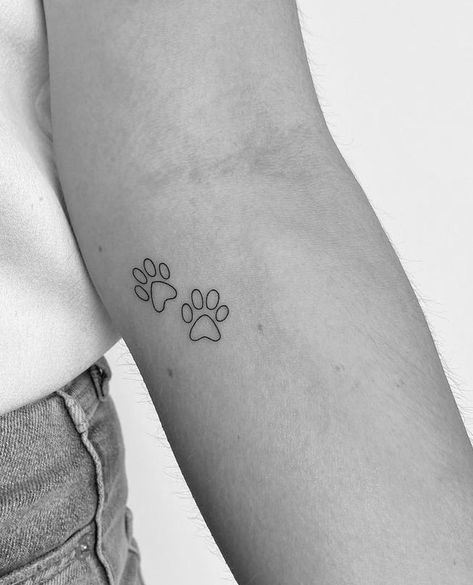 Minimalistyczne tatuaże z psem łapki