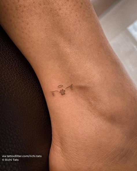Minimalistyczne tatuaże z psem na nodze