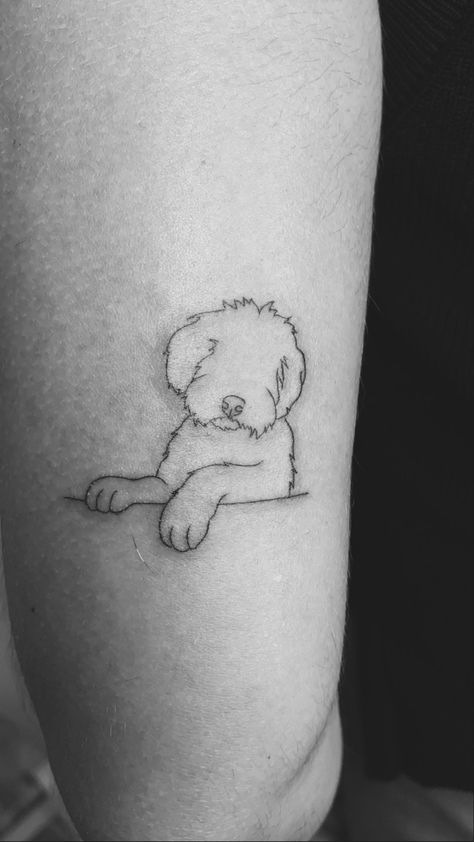 Minimalistyczne tatuaże z psem na ręce