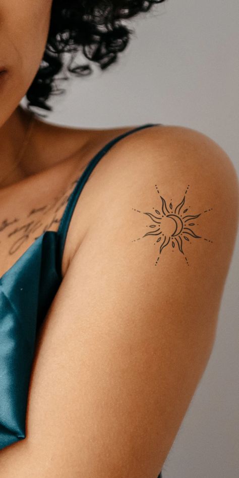 Minimalistyczny tatauaż damski słońce