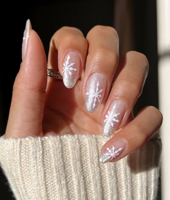 Paznokcie ze śnieżynką - stylizacje zima 2023