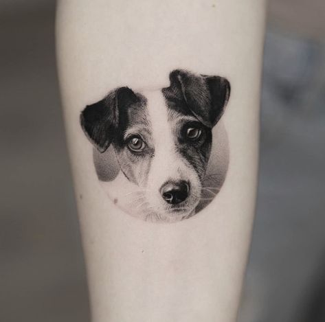 Realistyczne tatuaże z psem czarno biały