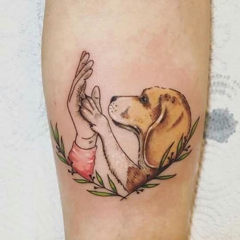 Tatuaż z psem i z ręką