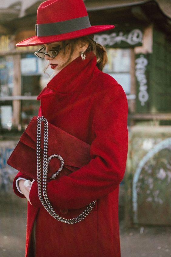 czerwony kapelusz do czerwonej kurtki