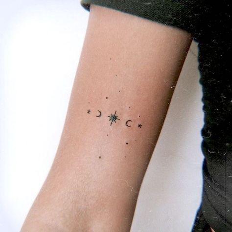 delikatny tatuaż damski astrologiczny