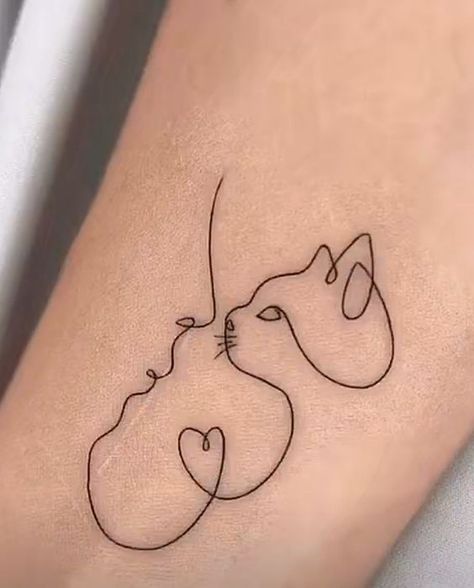 delikatny tatuaż damski kotek