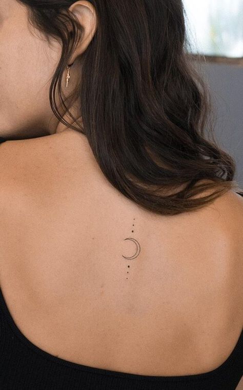 delikatny tatuaż damski księżyc