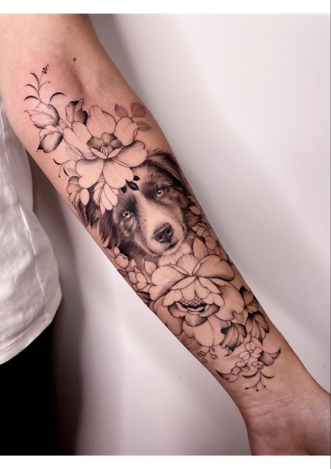 duży tatuaż z psem
