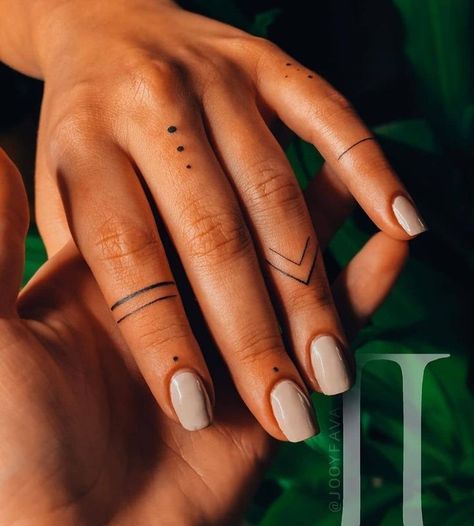 geometryczny delikatny tatuaż damski ręka