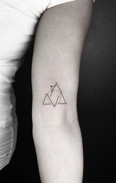geometryczny delikatny tatuaż damski