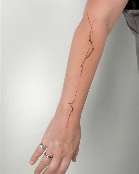 minimalistyczny delikatny tatuaż damskiminimalistyczny delikatny tatuaż damskiminimalistyczny delikatny tatuaż damski