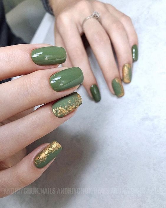 oliwkowo-zielone paznokcie ze złotym akcentem