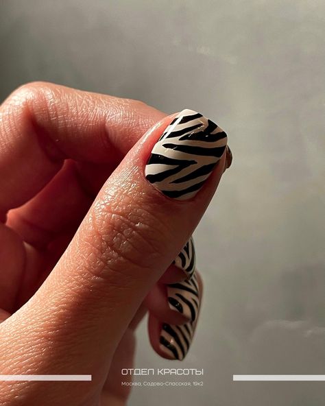 paznokcie hybrydowe zebra jesienne