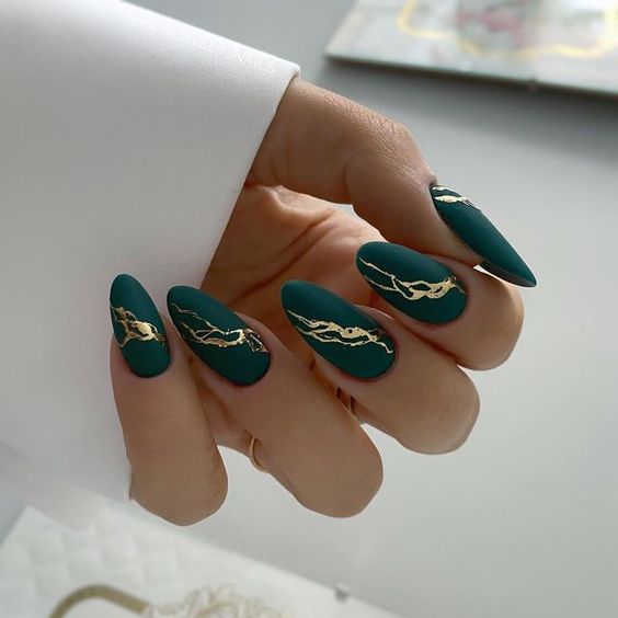 zielone paznokcie ze złotym akcentem