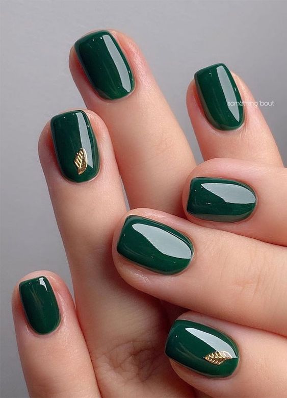 zielone paznokcie ze złotym liściem