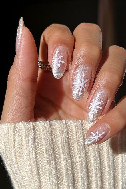 Białe paznokcie na święta ze śnieżynką