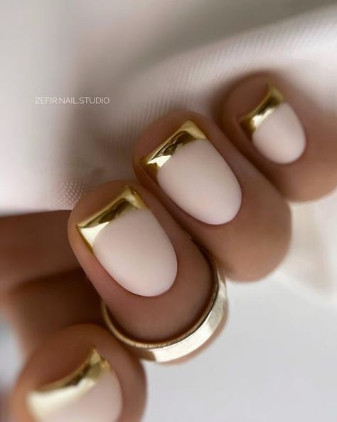 Biało złote paznokcie