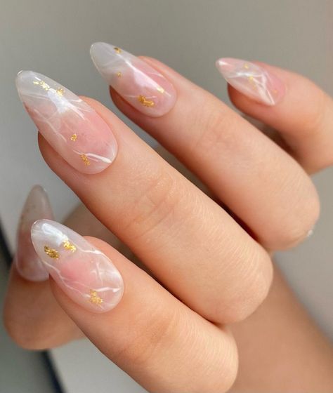 Biało złoty manicure delikatny