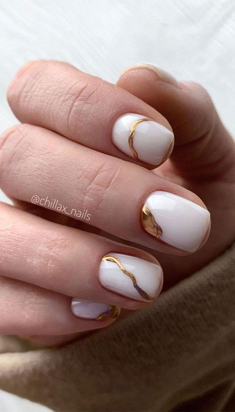 Biało złoty manicure