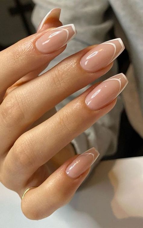 Biały manicure french delikatny