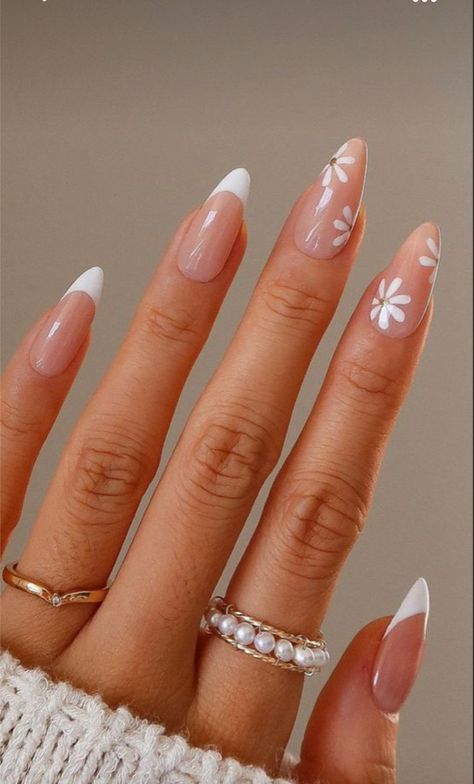 Biały manicure french z kwiatkami