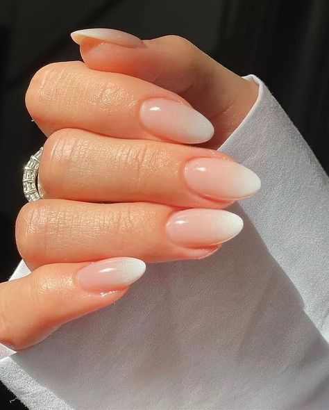 Biały manicure ślubny