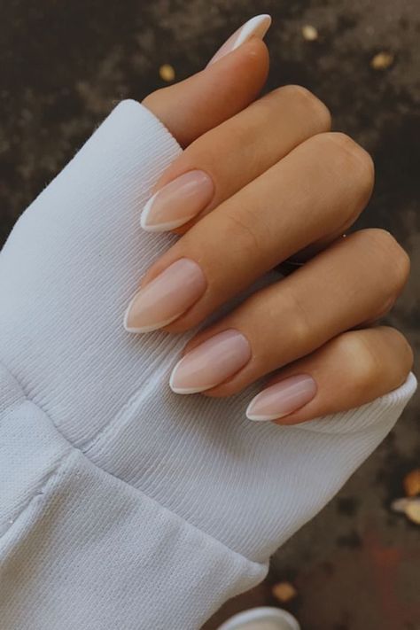 Biały manicure ślubny french