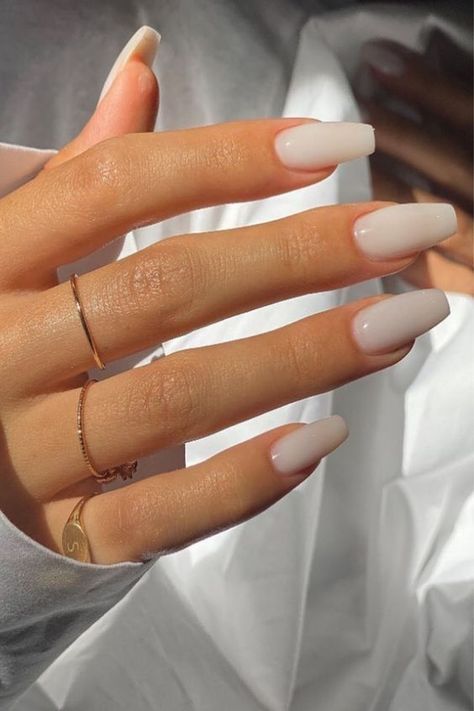 Biały manicure ślubny klasyczny