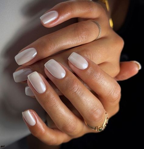 Biały manicure ślubny kwadratowy