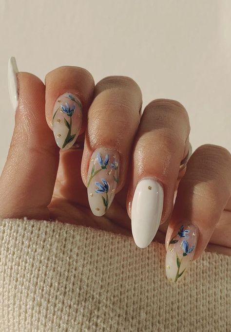 Biały manicure z kwiatkami