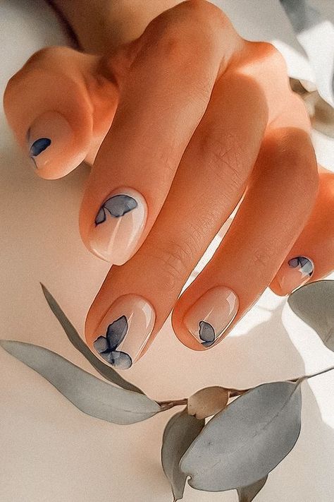 Biały manicure z motulkiem