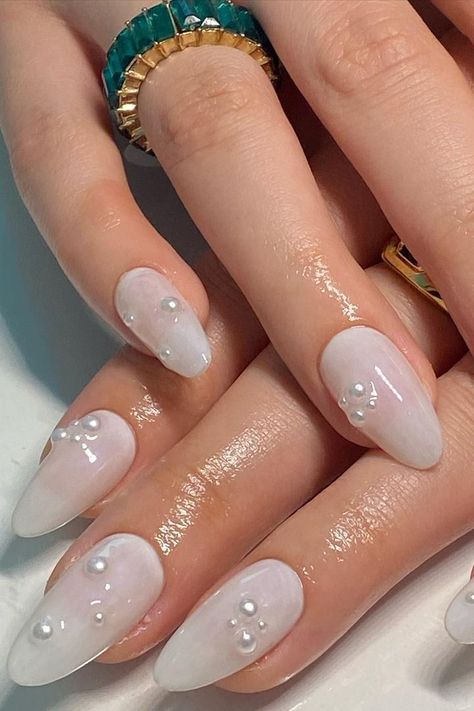 Biały manicure z perłami