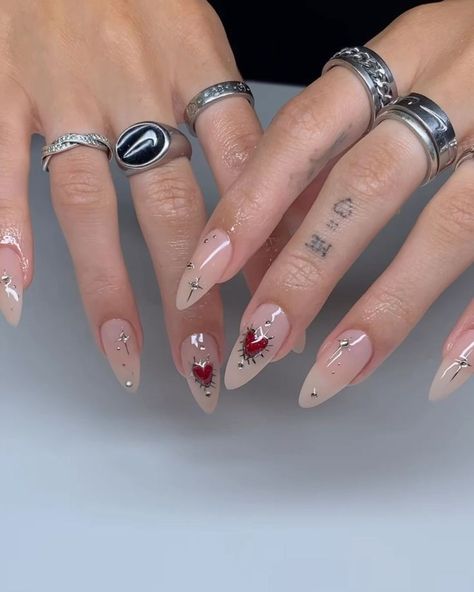 Biały manicure z serduszkiem