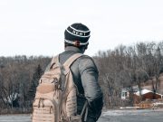 Czapka do szarej kurtki - porady kolorystyczne i stylizacje