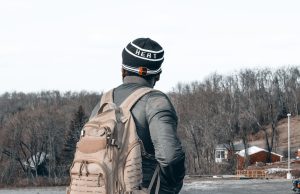 Czapka do szarej kurtki – porady kolorystyczne i stylizacje Czapka do szarej kurtki - porady kolorystyczne i stylizacje