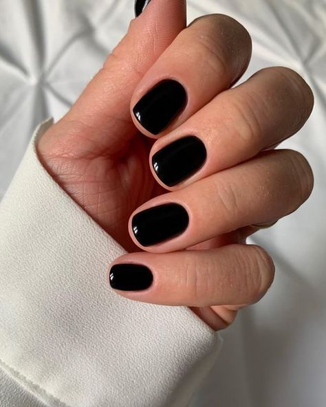 Czarny manicure