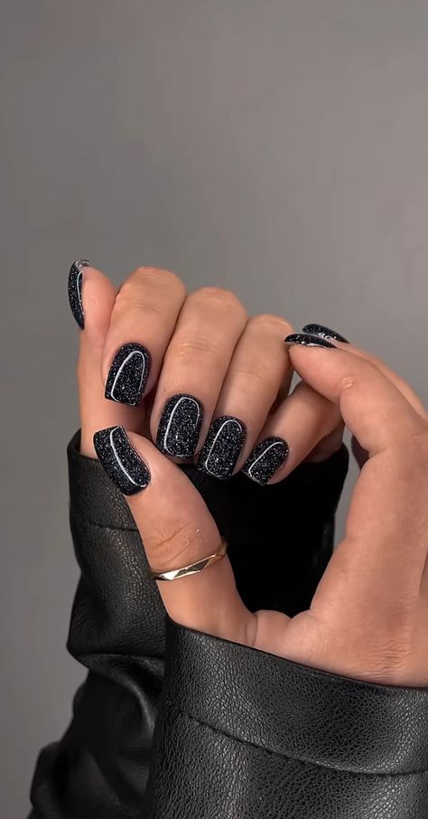 Czarny manicure brokatowy