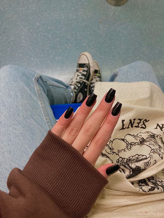 Czarny manicure casual