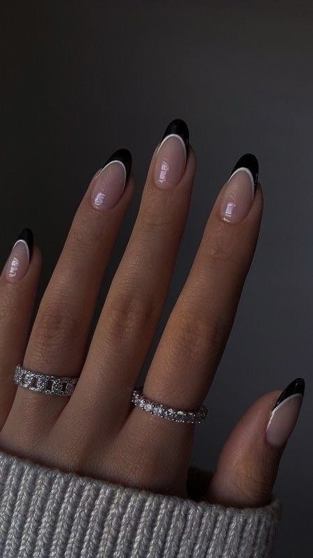 Czarny manicure francuski z białym