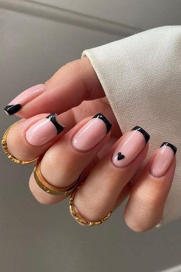 Czarny manicure francuski z serduszkiem