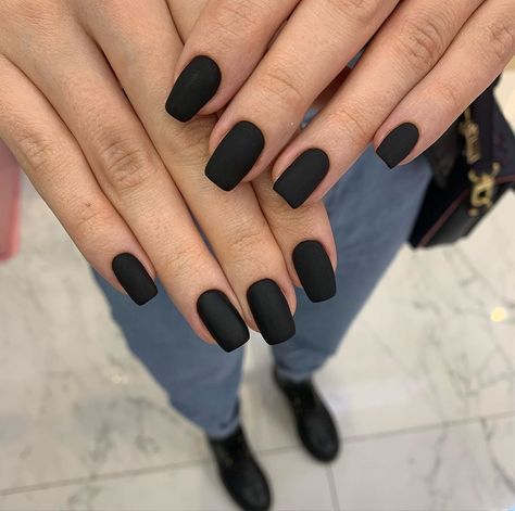 Czarny manicure matowy klasyczny