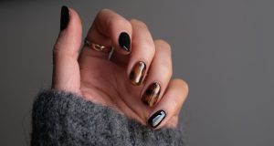 Czarny manicure - odkryj nowoczesne stylizacje paznokci