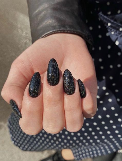 Czarny manicure z brokatem długie