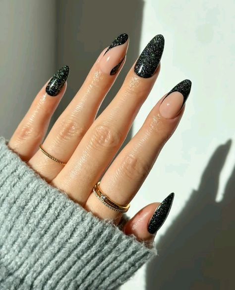 Czarny manicure z brokatem french
