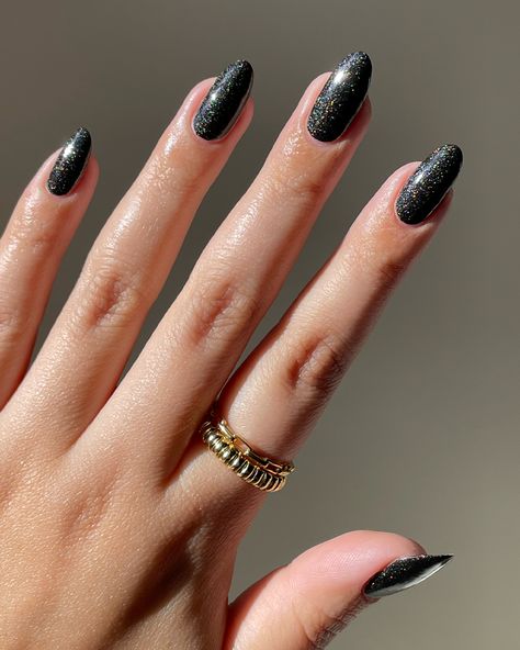 Czarny manicure z brokatem klasyczny