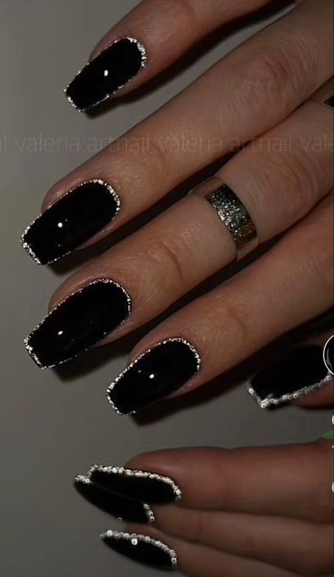 Czarny manicure z brokatem ze srebrnym